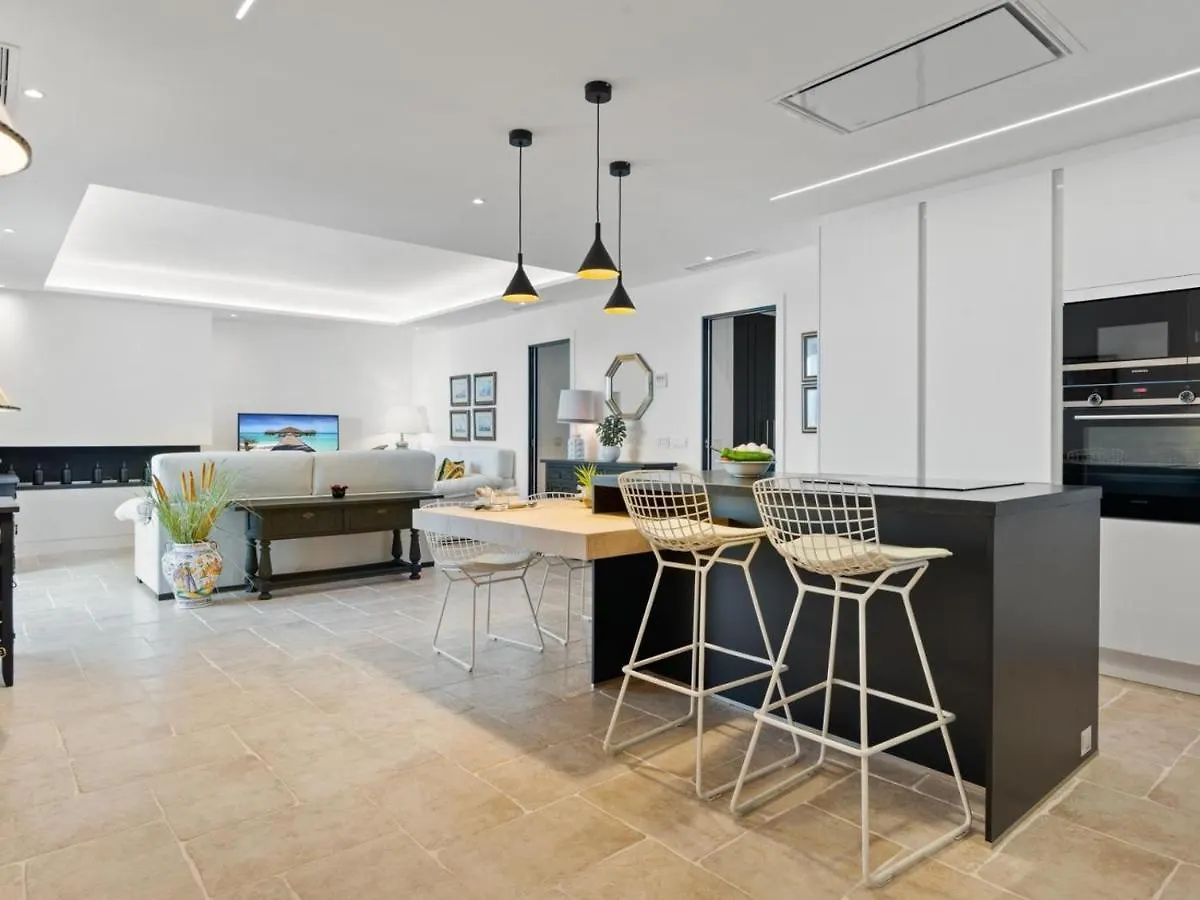 Frontline Mediterranean Escape Marbella Apartamento